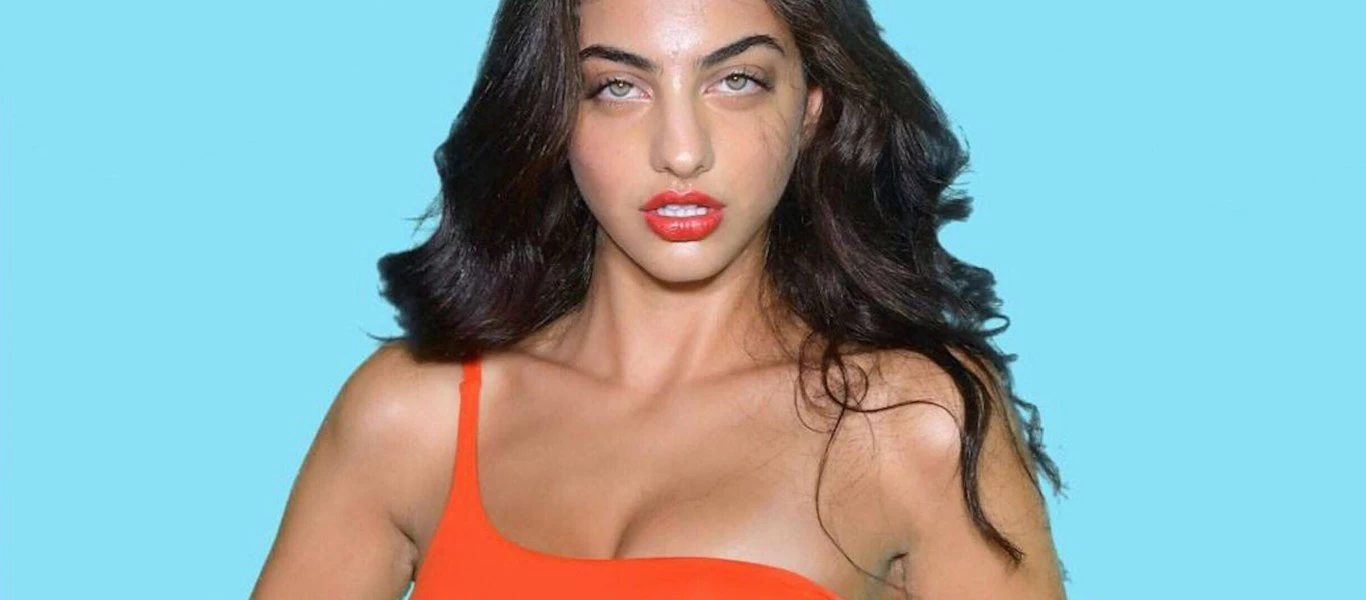 Η Ειρήνη Καζαριάν βγήκε στο μπαλκόνι με τα... απολύτως απαραίτητα (φώτο)